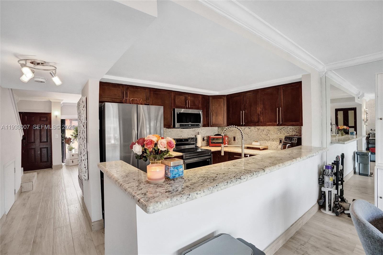LEEWARD POINT - Residential