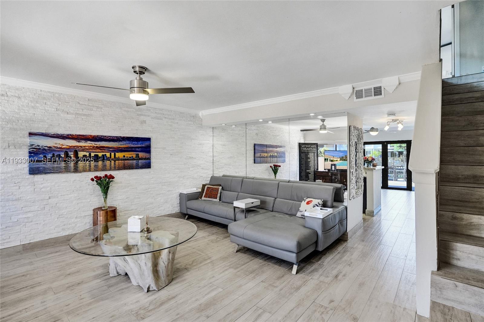 LEEWARD POINT - Residential