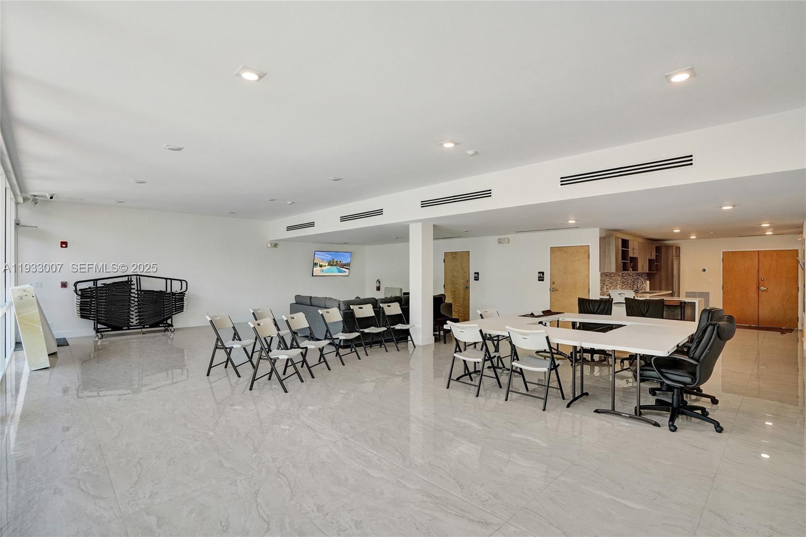 LEEWARD POINT - Residential