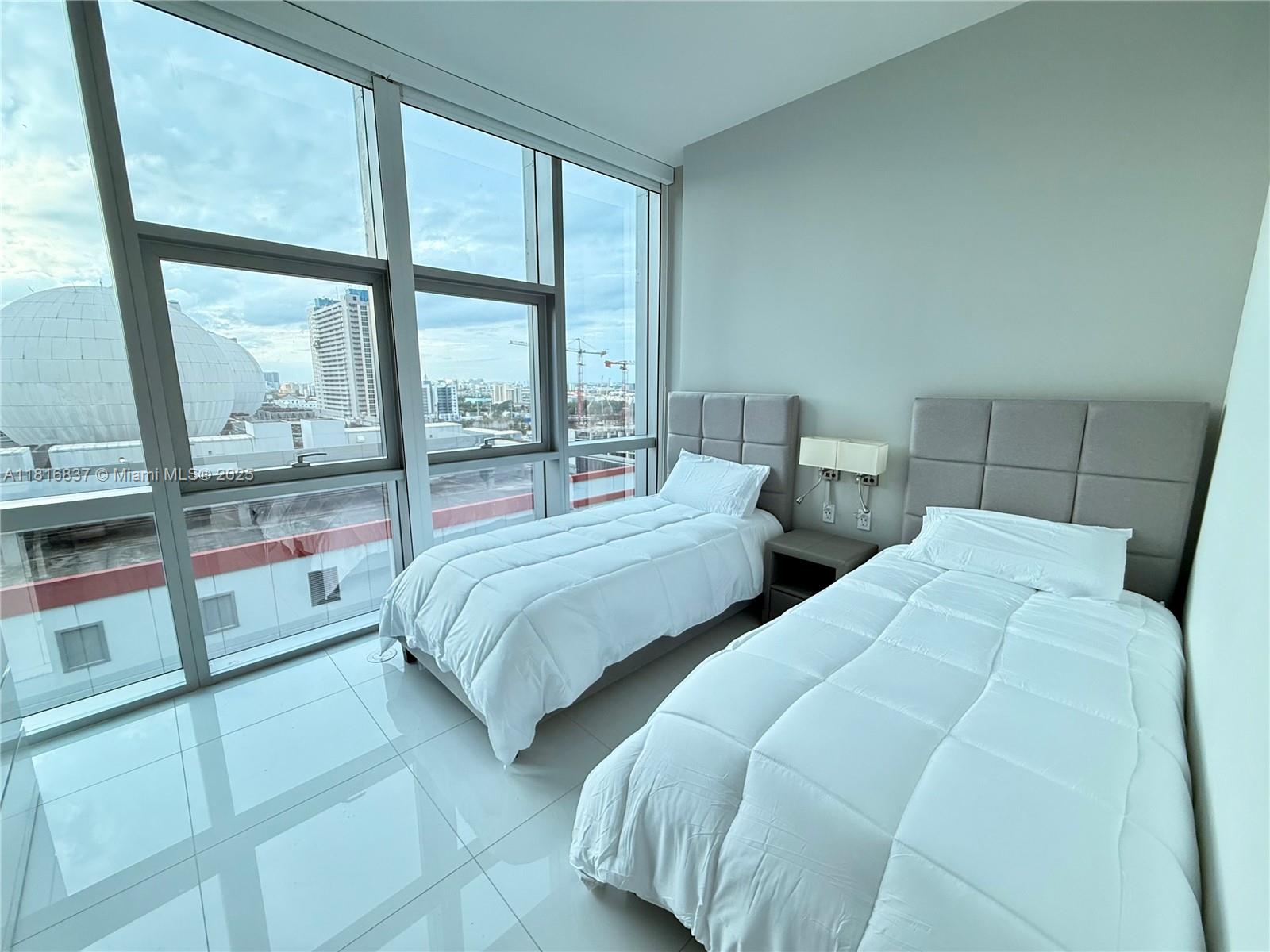 PARAMOUNT MIAMI WORLDCENT - Residential Lease