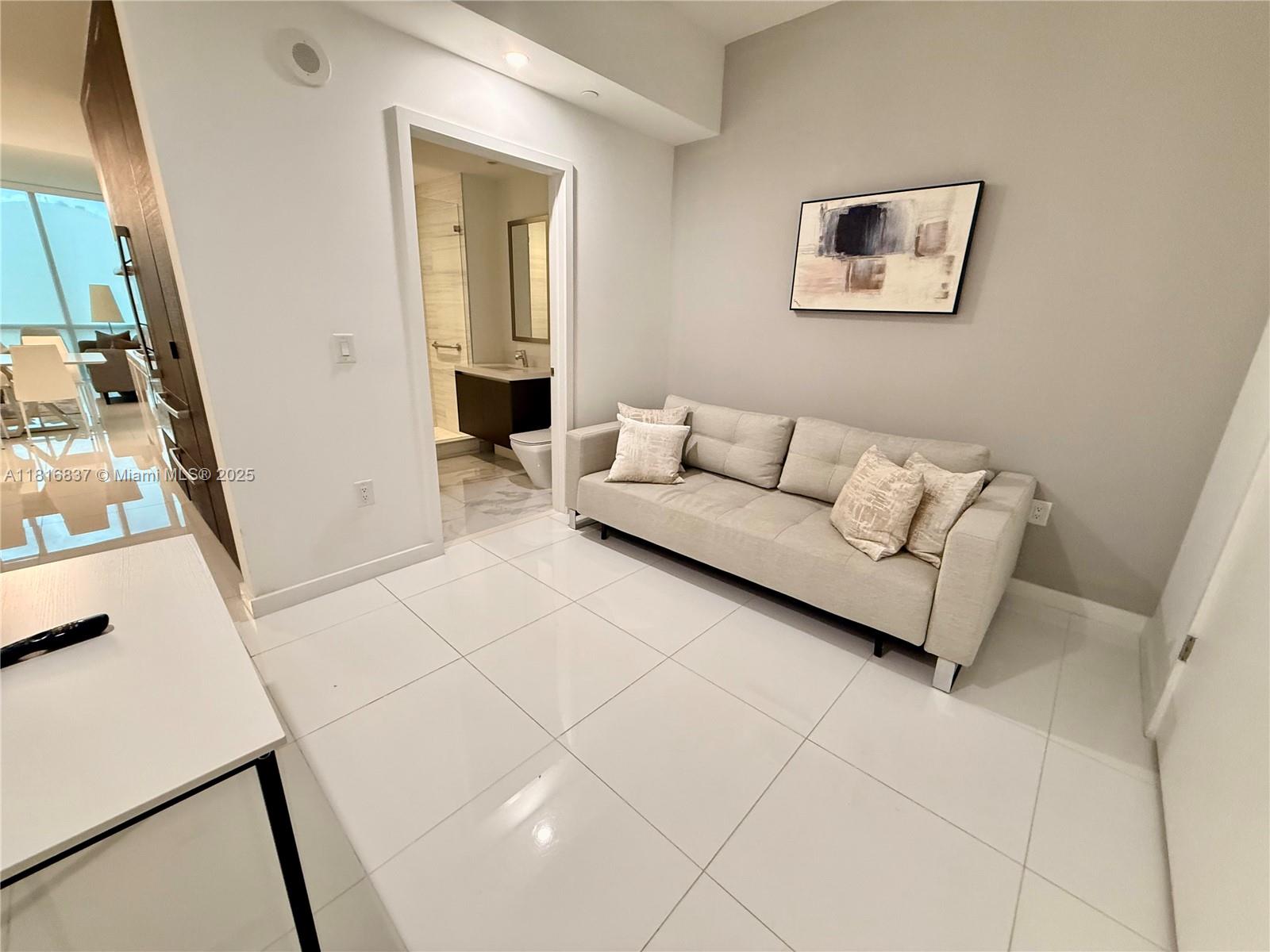 PARAMOUNT MIAMI WORLDCENT - Residential Lease