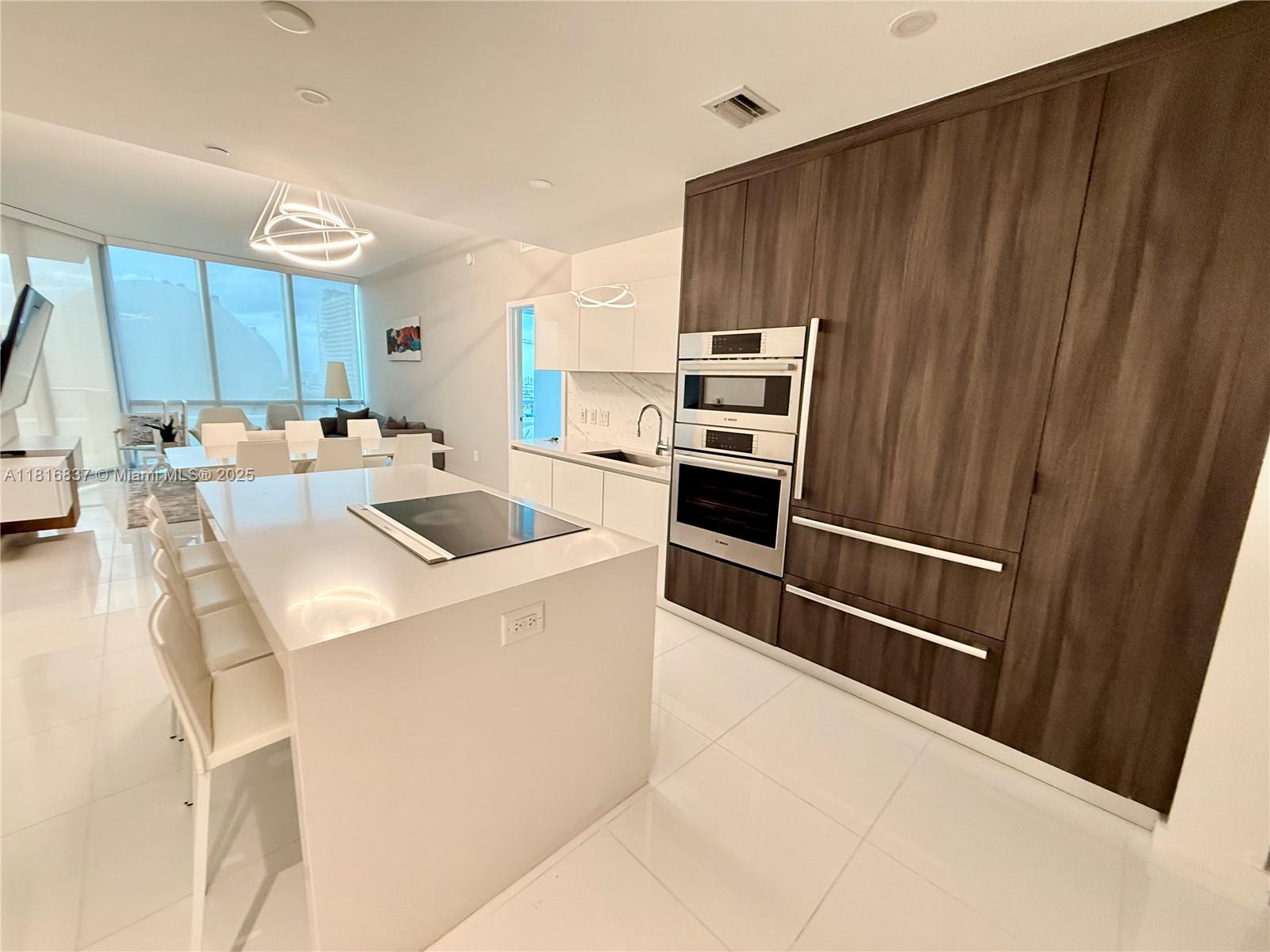 PARAMOUNT MIAMI WORLDCENT - Residential Lease