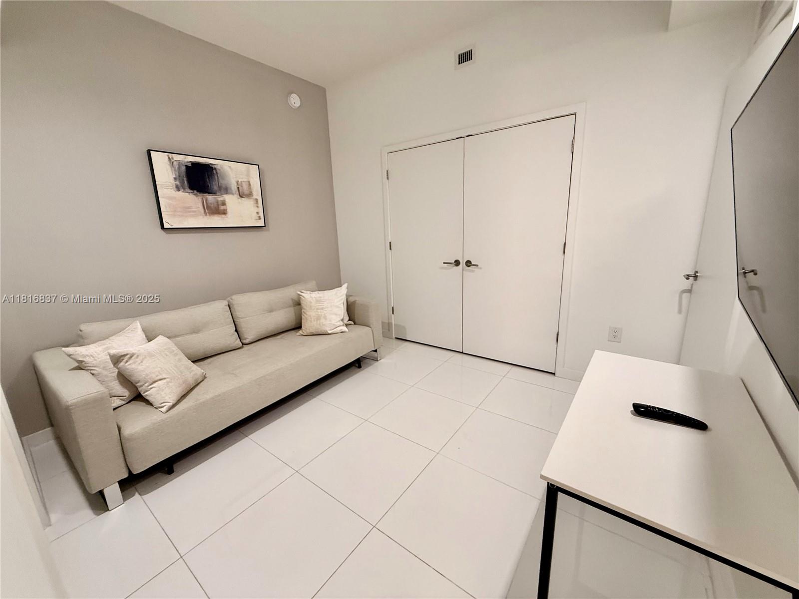 PARAMOUNT MIAMI WORLDCENT - Residential Lease