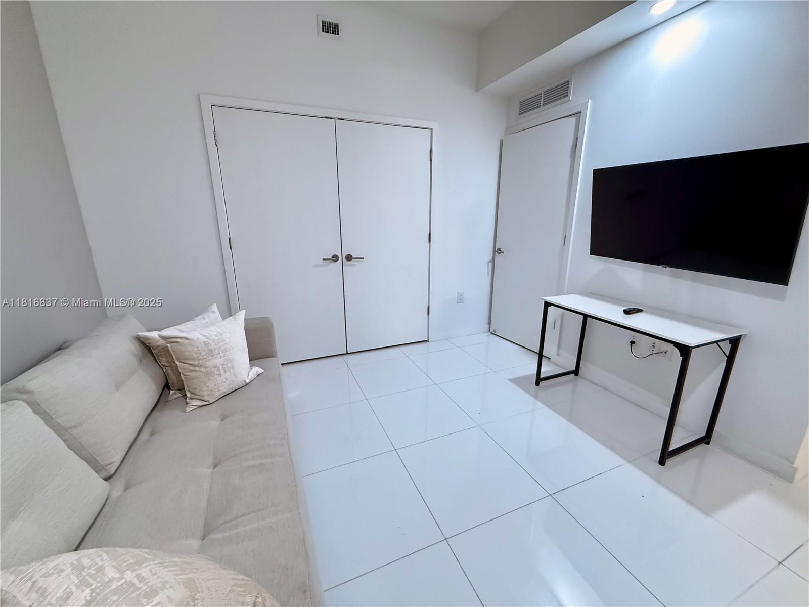 PARAMOUNT MIAMI WORLDCENT - Residential Lease