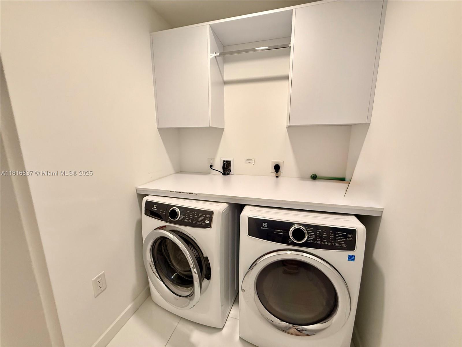 PARAMOUNT MIAMI WORLDCENT - Residential Lease