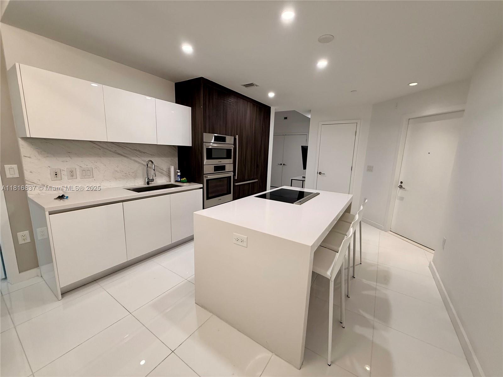 PARAMOUNT MIAMI WORLDCENT - Residential Lease
