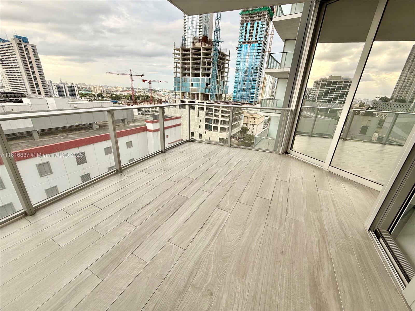 PARAMOUNT MIAMI WORLDCENT - Residential Lease