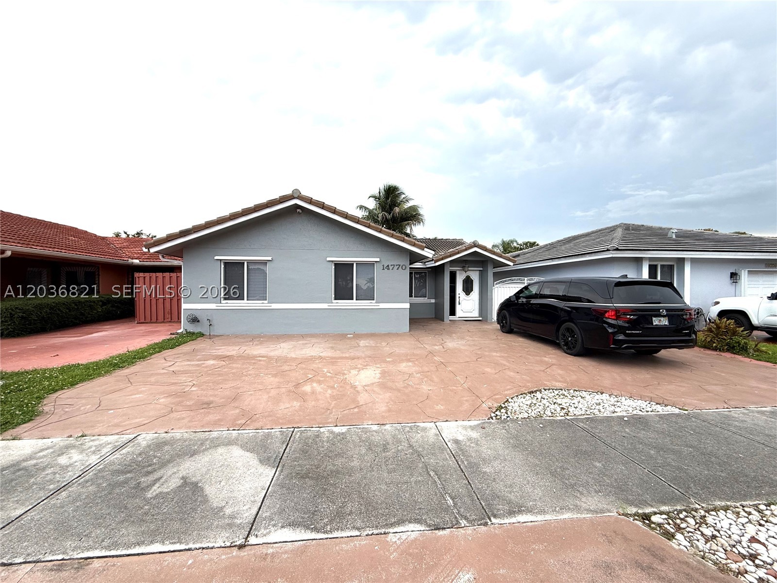 Three bedroom two bathroom with den for rent in an excellent West Kendall location. Electricity and water included! Quick access to the Florida Turnpike, SW 137th Avenue, Kendall Drive, and Miller Drive, making commuting throughout Miami Dade County convenient. Close to shopping centers, grocery stores, restaurants, fitness clubs, parks, and everyday services.