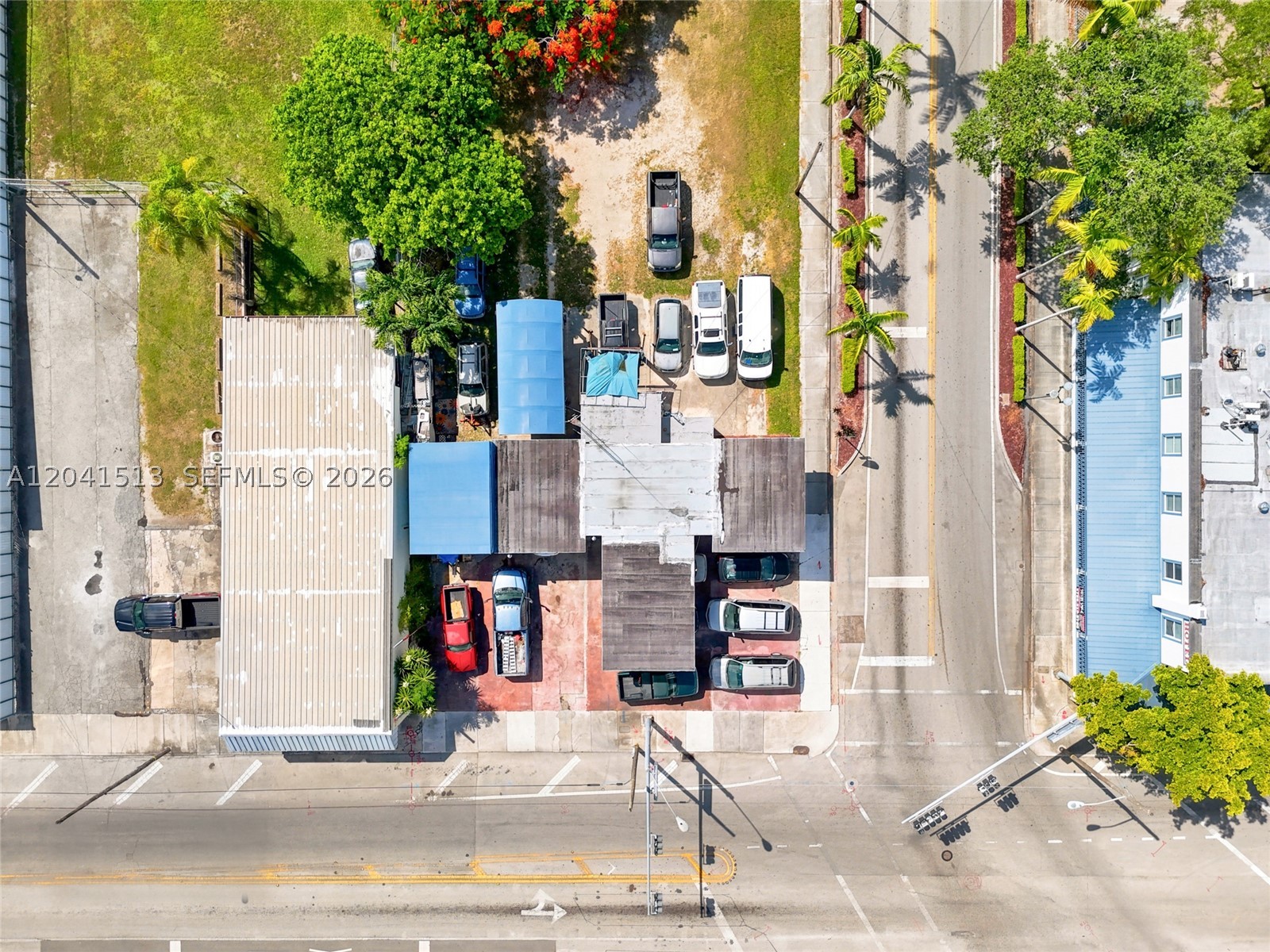 Main image without alt text