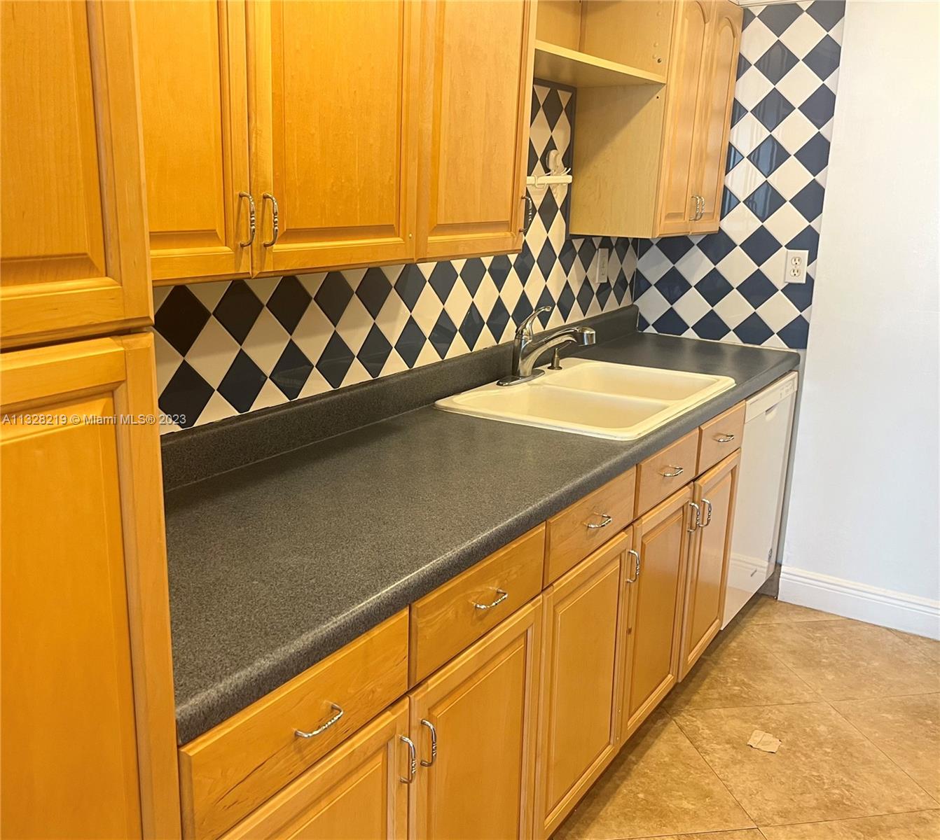 THE CARRIAGE HOUSE CONDO - Residential Lease