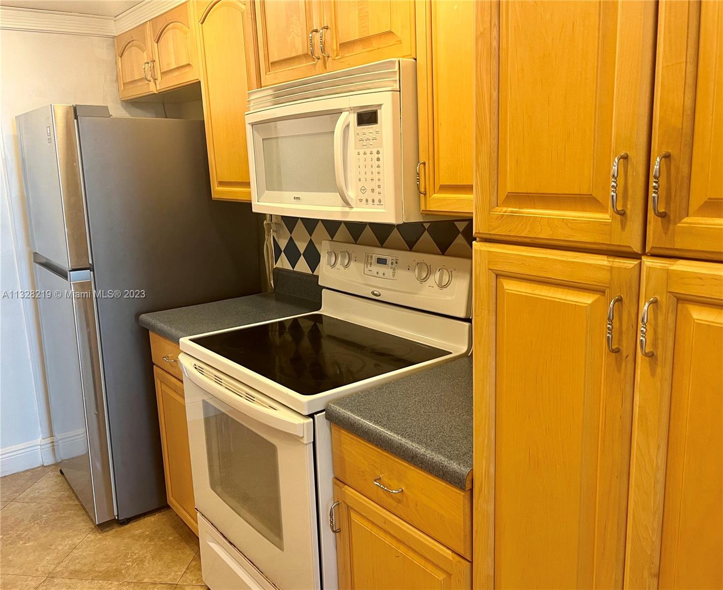 THE CARRIAGE HOUSE CONDO - Residential Lease