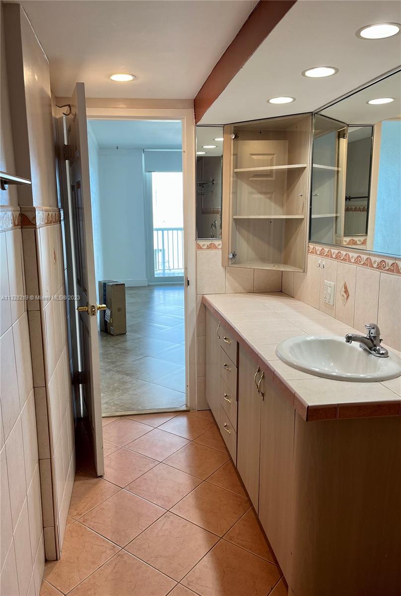THE CARRIAGE HOUSE CONDO - Residential Lease