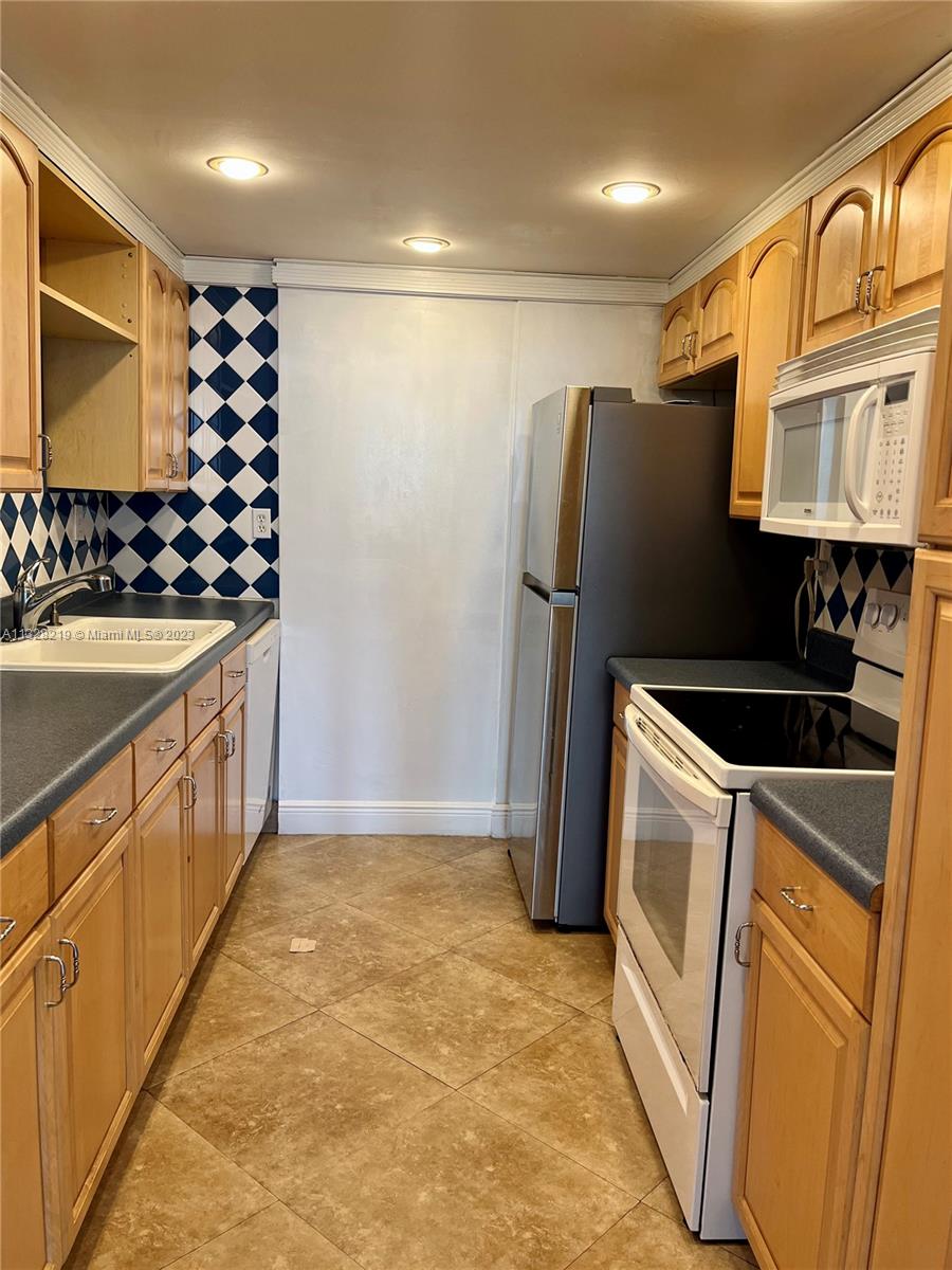 THE CARRIAGE HOUSE CONDO - Residential Lease