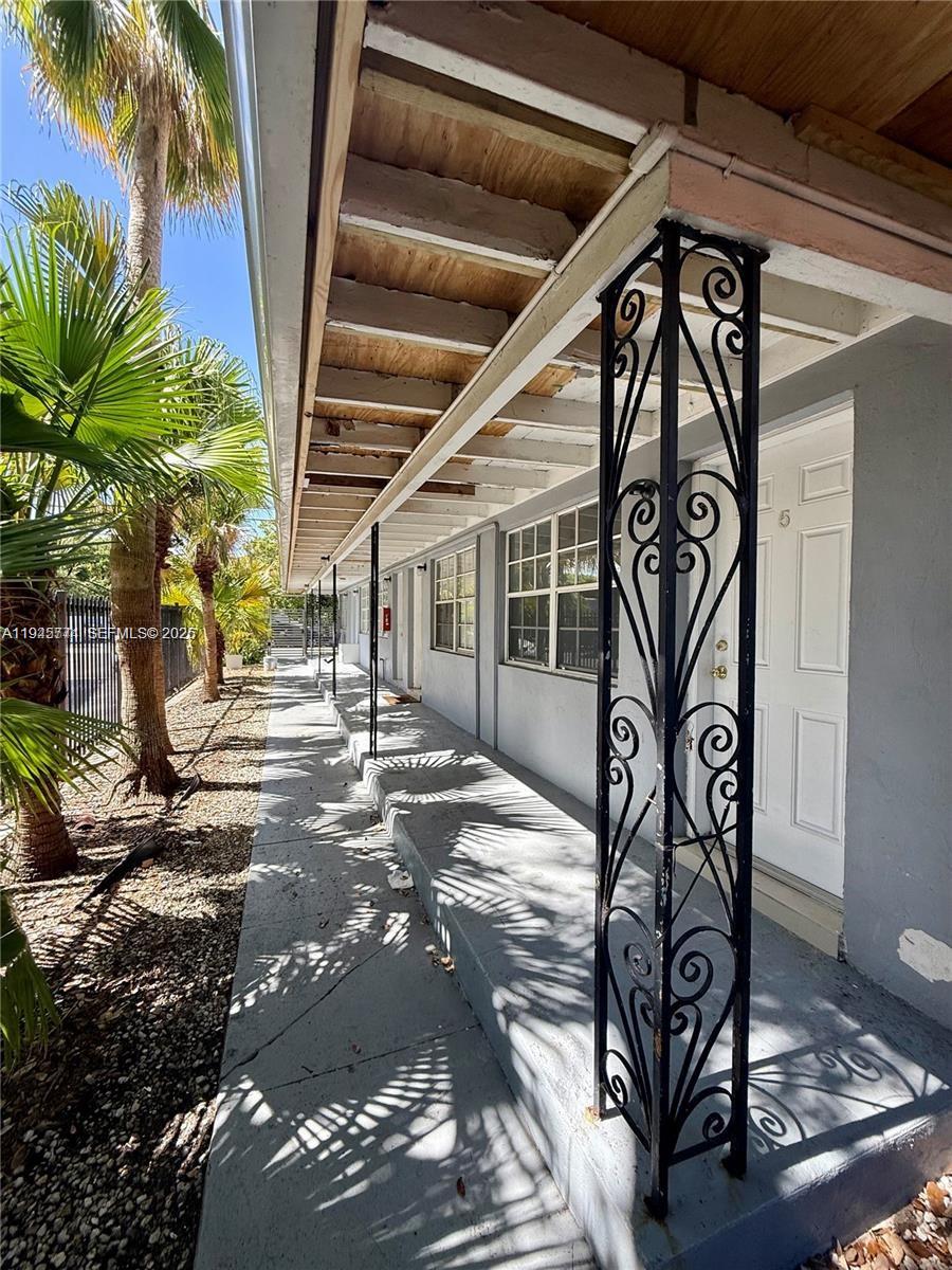 Updated Studio – Upper Eastside Miami Renovated studio featuring a new impact window, new roof, and upgraded AC for year-round comfort. Located in Miami’s Upper Eastside with convenient access to restaurants, cafés, and neighborhood amenities. Morningside Park is nearby, offering green space and waterfront areas. Laundry facilities are available one block away or at the sister property across the street. Parking is available on the property. A modern, well-maintained studio in a central location close to transit, shopping, and outdoor recreation.