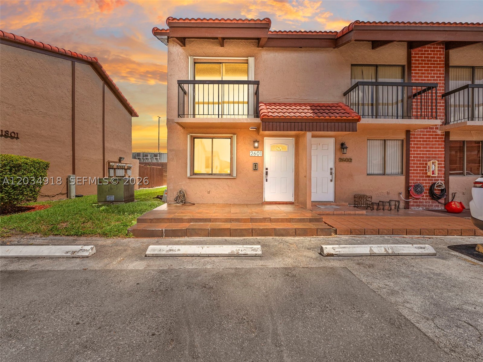 VILLAS UNIVERSITY SQUARE - Residential