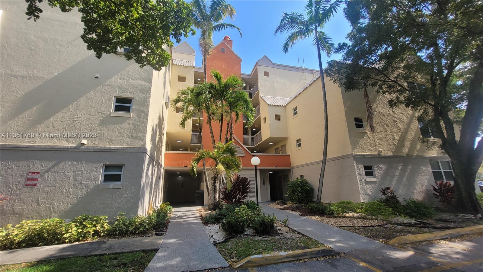 Ready to move in!!! Great opportunity to live in Doral. Corner apt on 5th floor. Very quiet. One very spacious bedroom and 1 bathroom. Washer and dryer inside. Once you see it, you will fall in love with the unit. Amazing amenities, 4 swimming pools, tennis courts, racquetball courts, gym, picnic, barbecue areas and more. Lots of amenities to enjoy with your family. Close to Downtown Doral, great schools, parks, and all amazing things that Doral has to offer. Very easy to show.