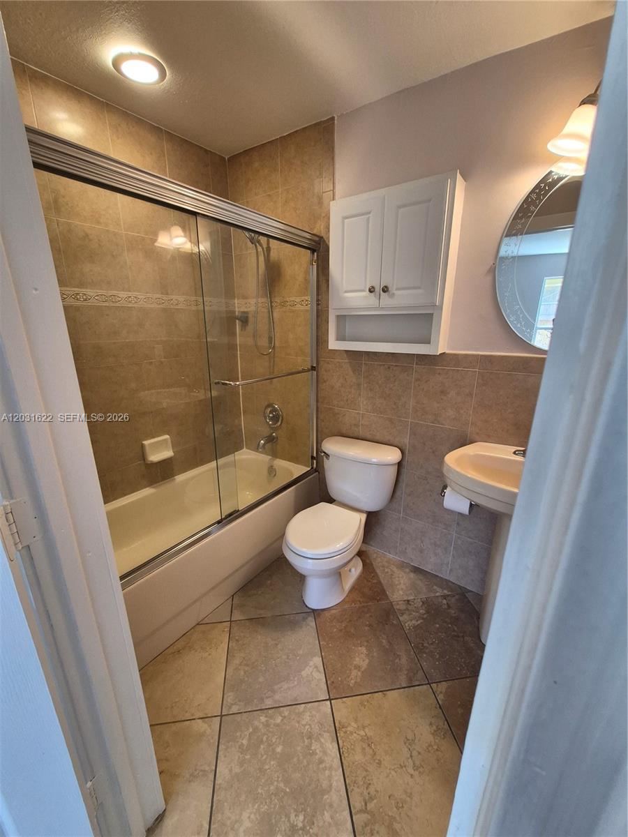 ROYAL PALM ESTATES - Residential Lease