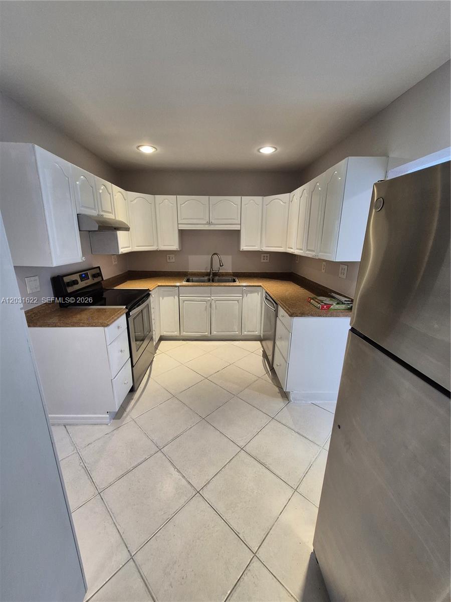 ROYAL PALM ESTATES - Residential Lease