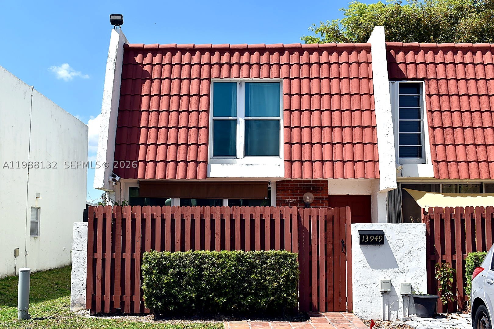 Beautiful and spacious corner townhome featuring a lovely lake view, added privacy, and plenty of natural light. Ideally located close to schools, shopping centers, restaurants, and major highways, making it a perfect combination of comfort and convenience.