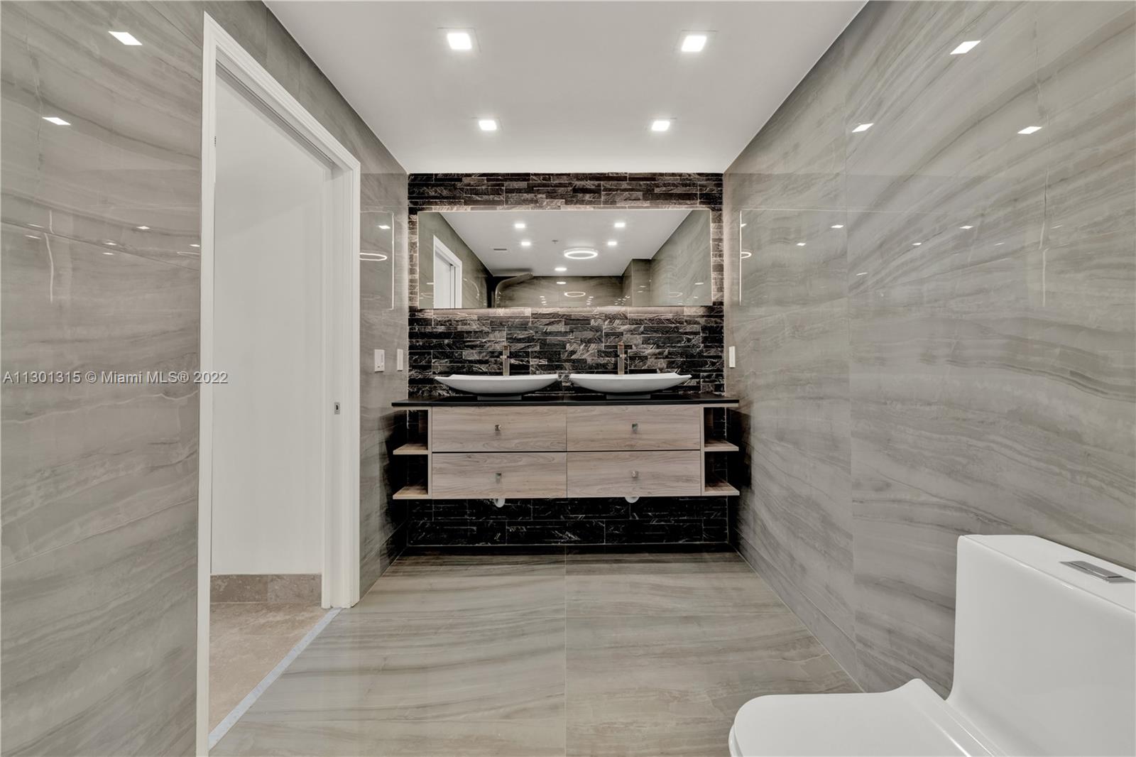 BLUE CONDO - Residential Lease