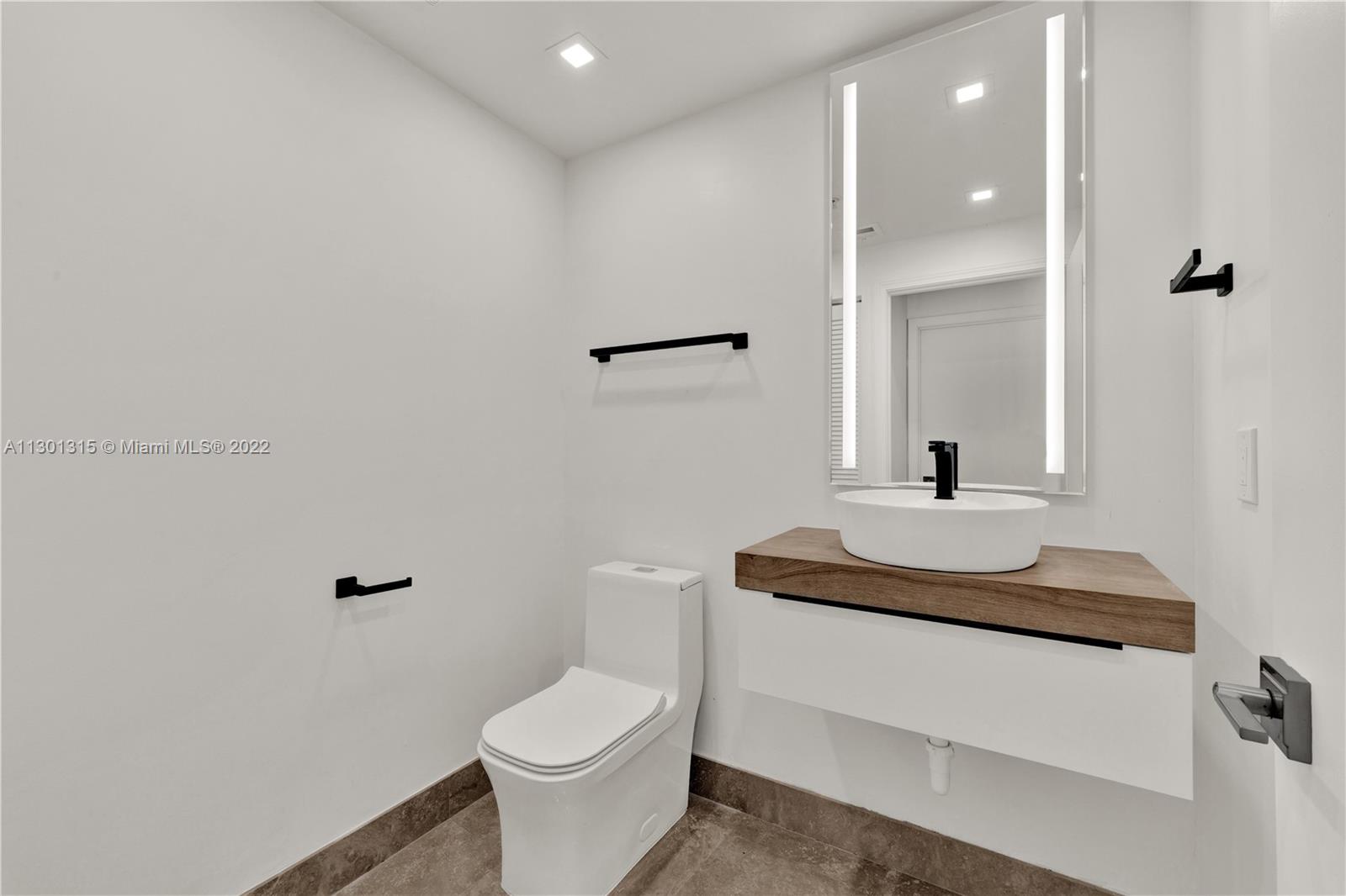 BLUE CONDO - Residential Lease