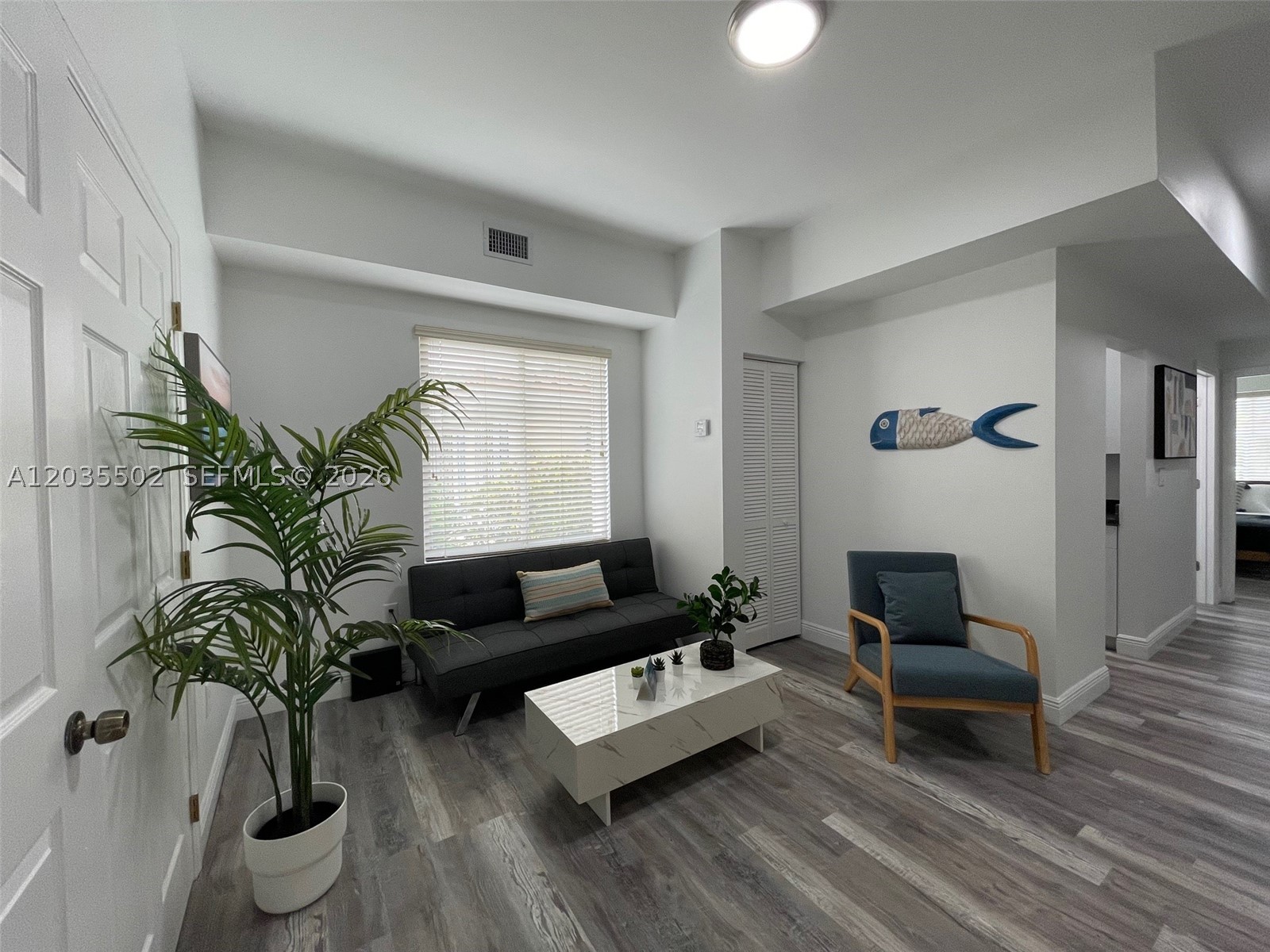 Cozy and renovated fully equipped apartment on the ground floor with 2 rooms, 1 bathroom, kitchen, and private parking. An authentic apartment with a great location.