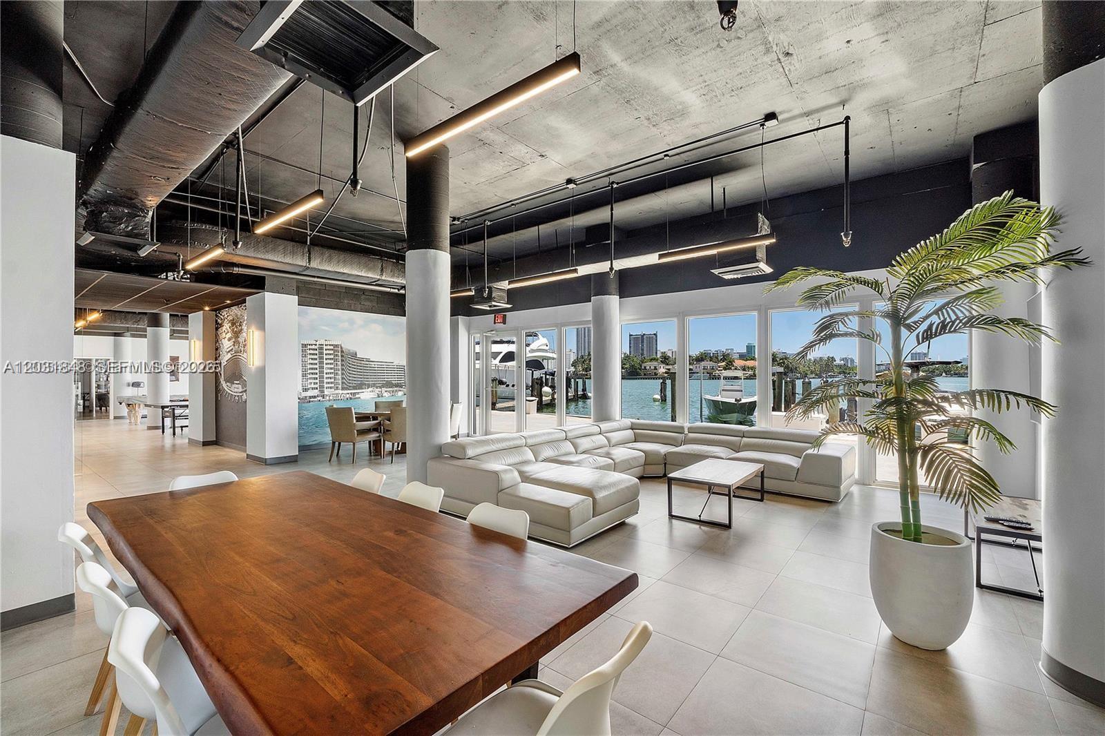 KING COLE CONDO - Residential