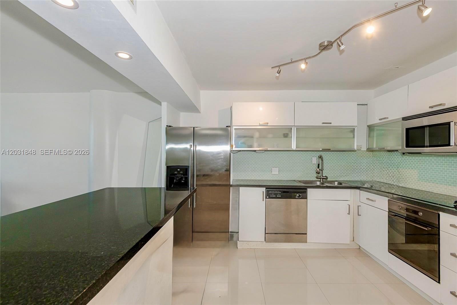 KING COLE CONDO - Residential