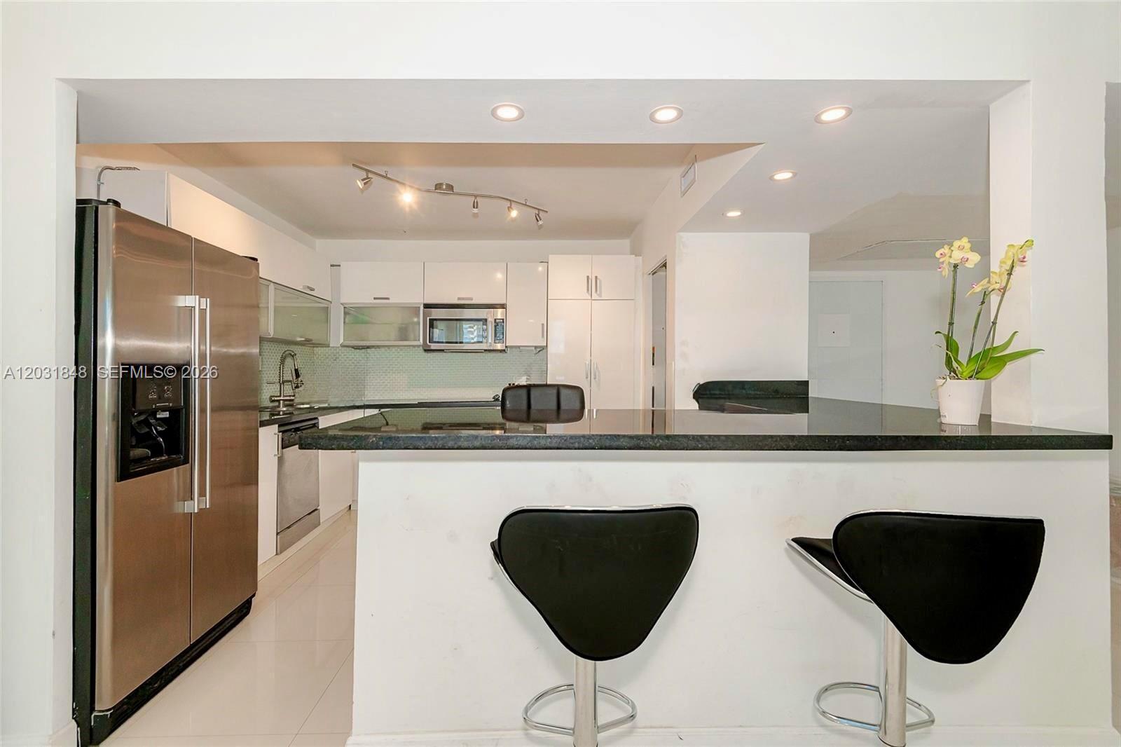 KING COLE CONDO - Residential