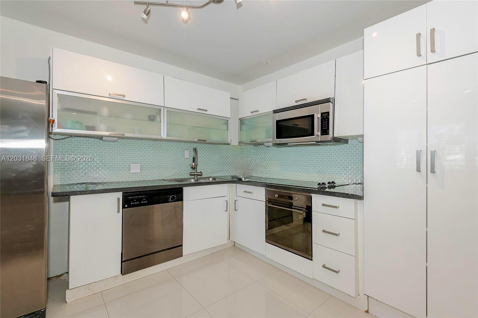 KING COLE CONDO - Residential