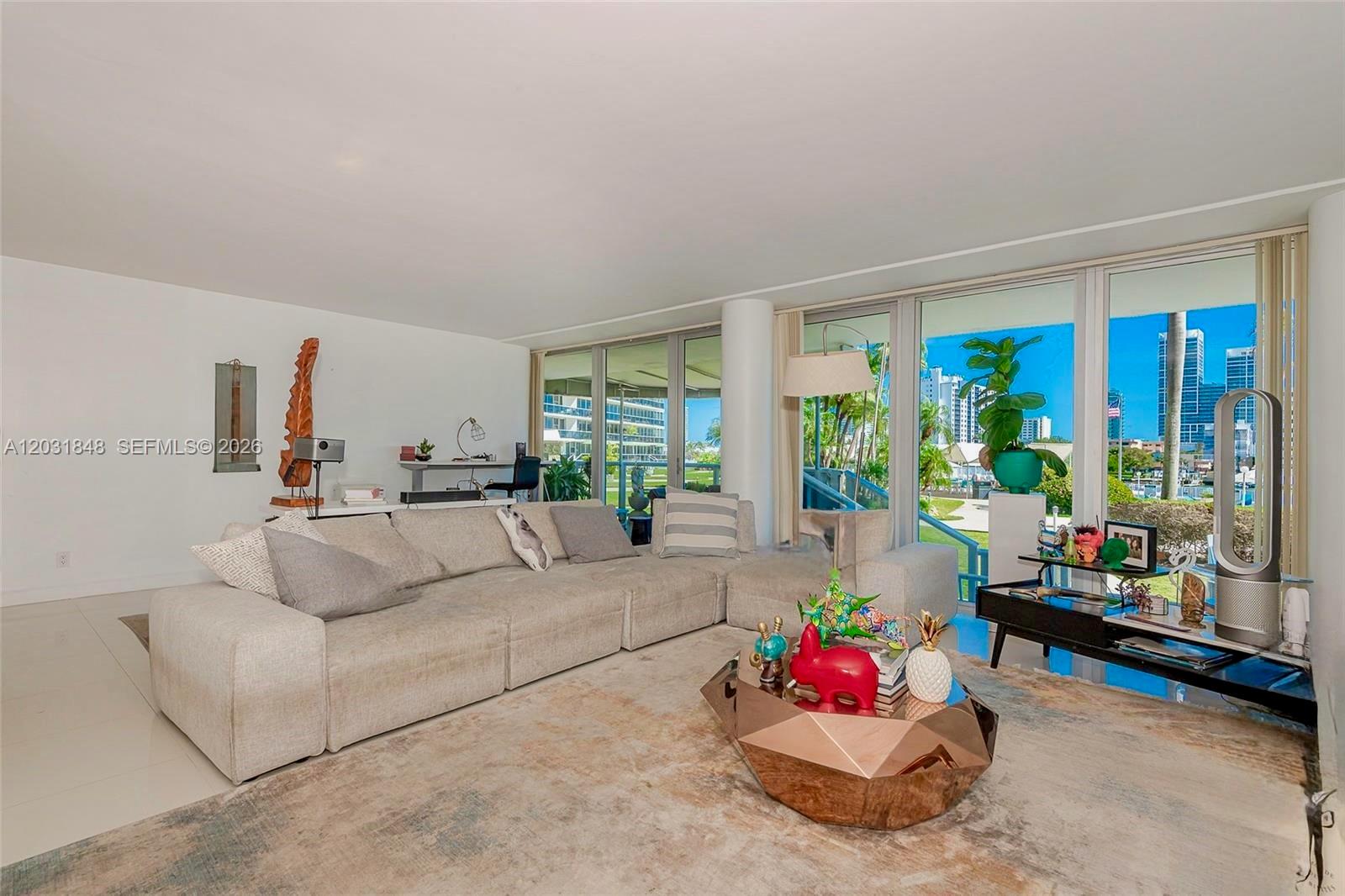KING COLE CONDO - Residential