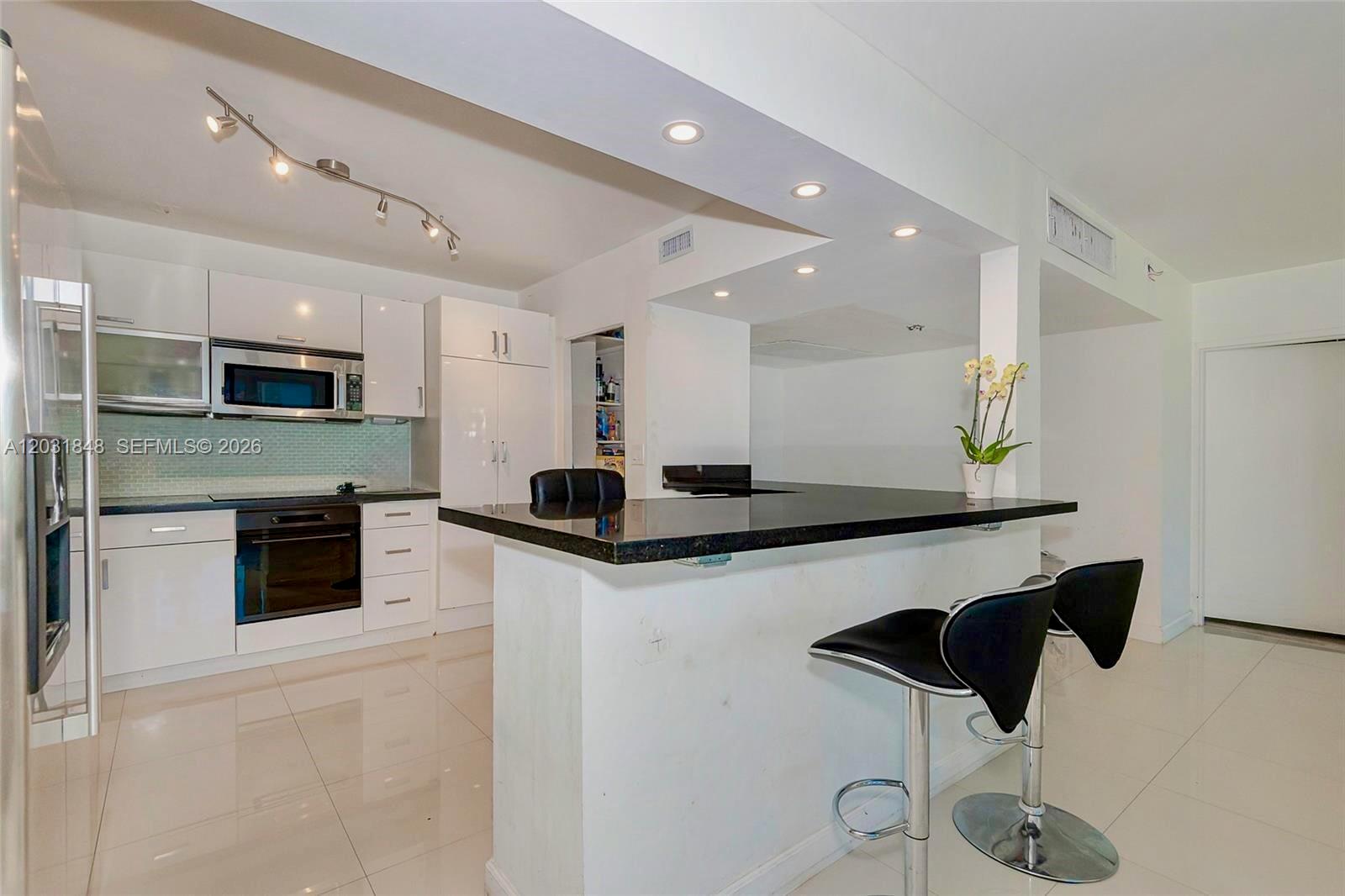 KING COLE CONDO - Residential