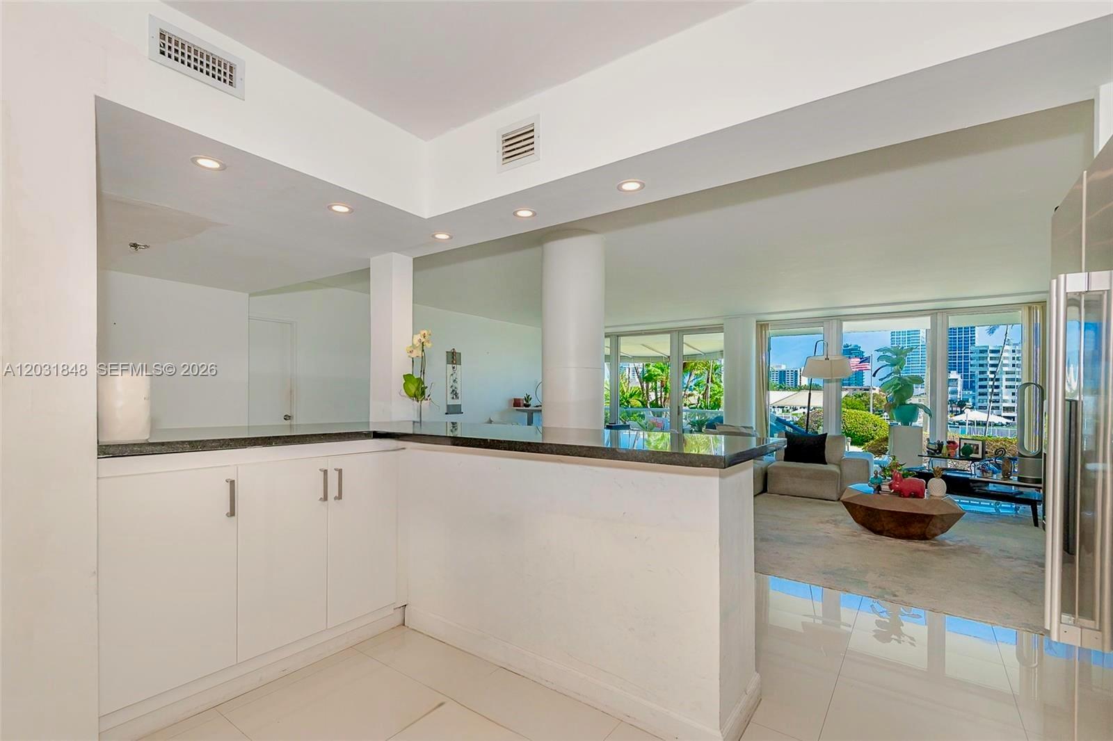 KING COLE CONDO - Residential