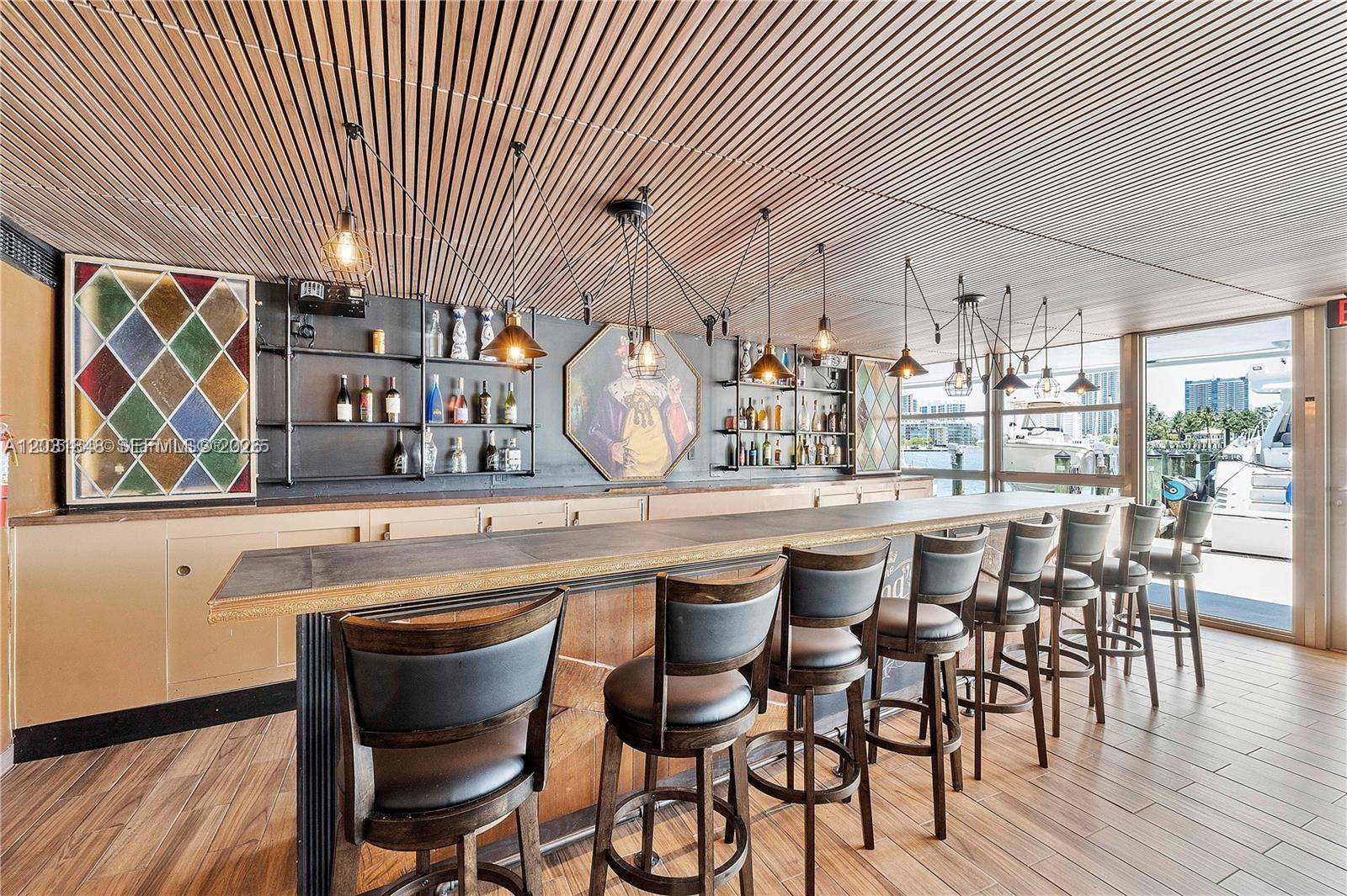 KING COLE CONDO - Residential