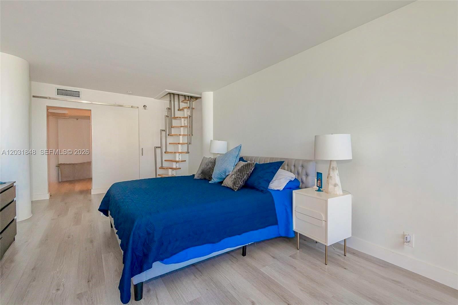 KING COLE CONDO - Residential
