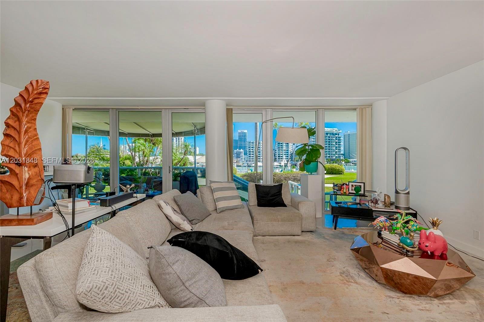 KING COLE CONDO - Residential