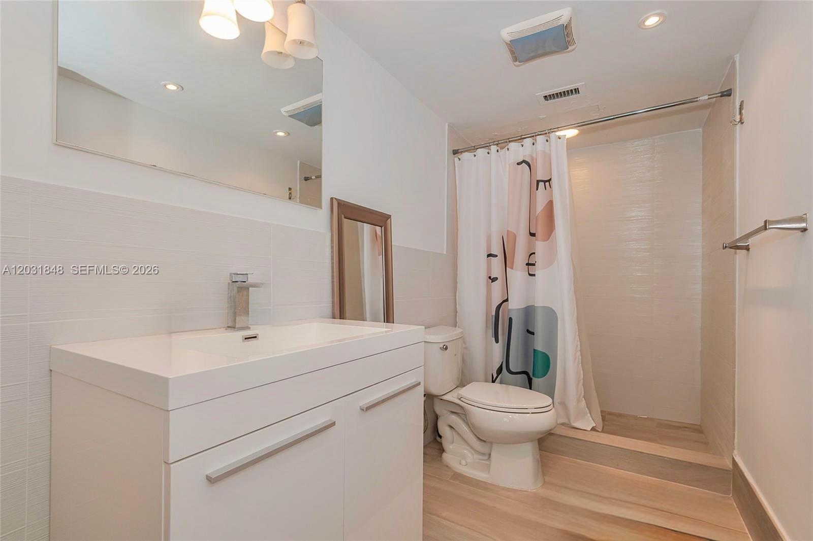 KING COLE CONDO - Residential