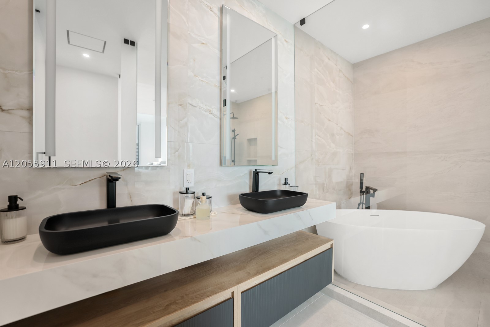 ELOQUENCE ON THE BAY COND - Residential