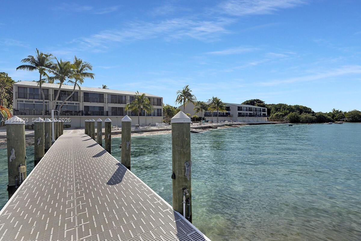 EXECUTIVE BAY CLUB - Residential