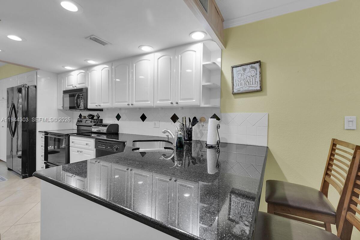 EXECUTIVE BAY CLUB - Residential