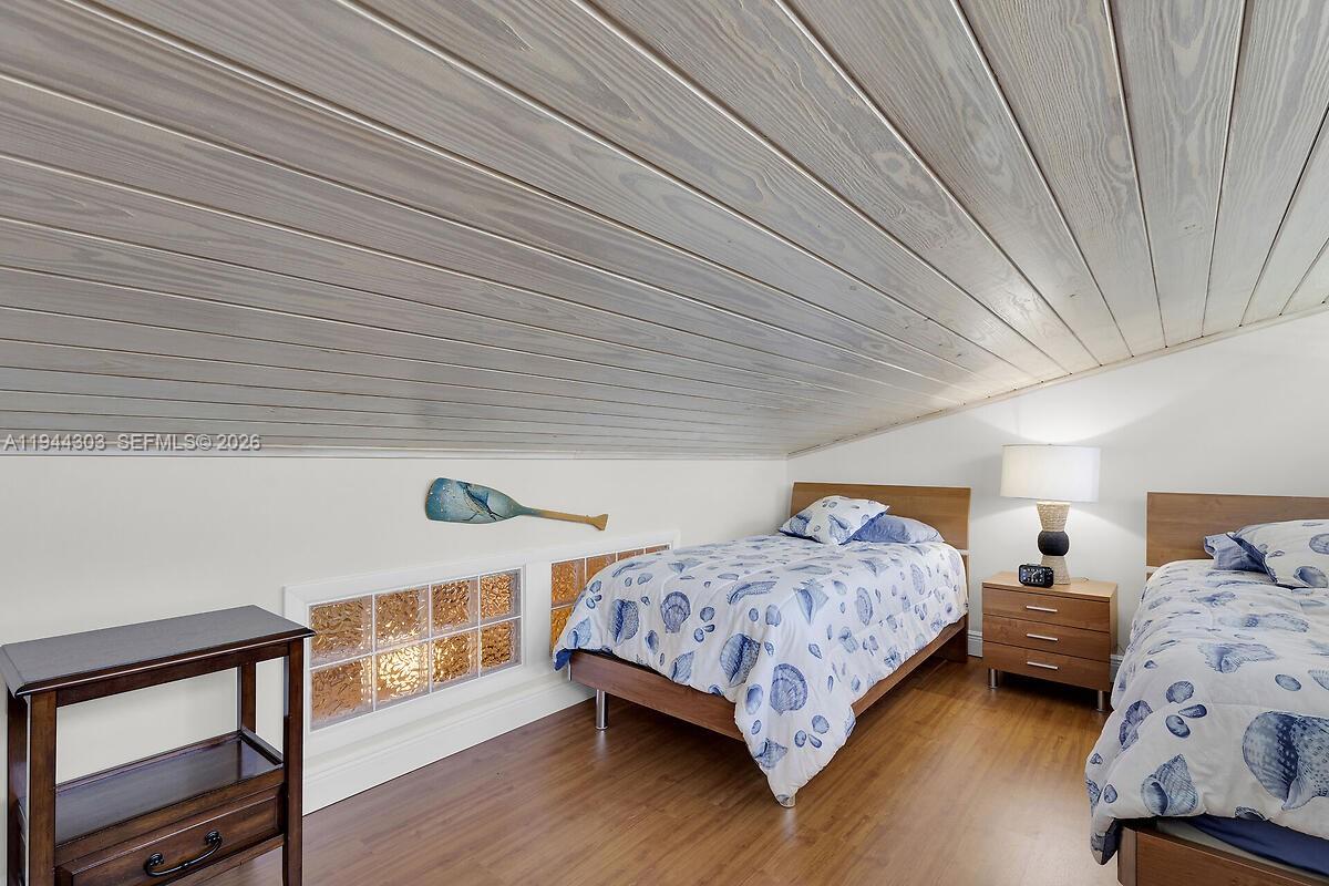 EXECUTIVE BAY CLUB - Residential