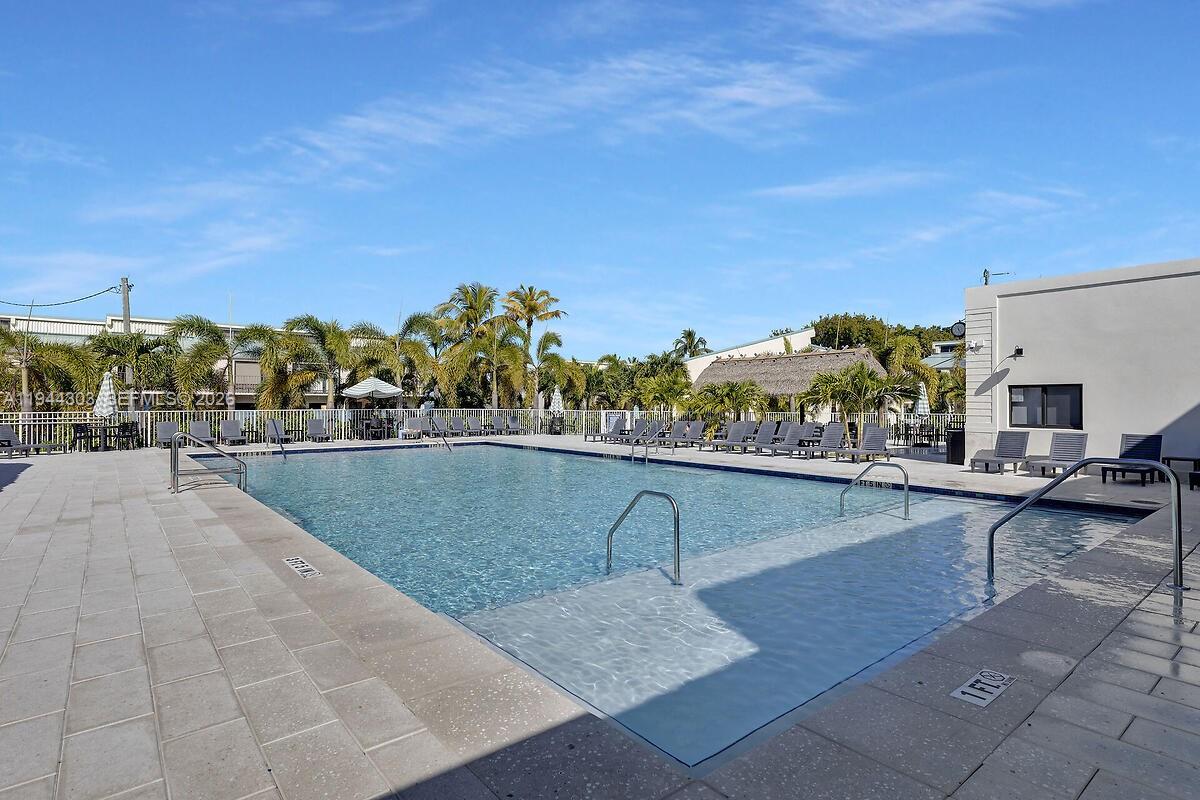 EXECUTIVE BAY CLUB - Residential