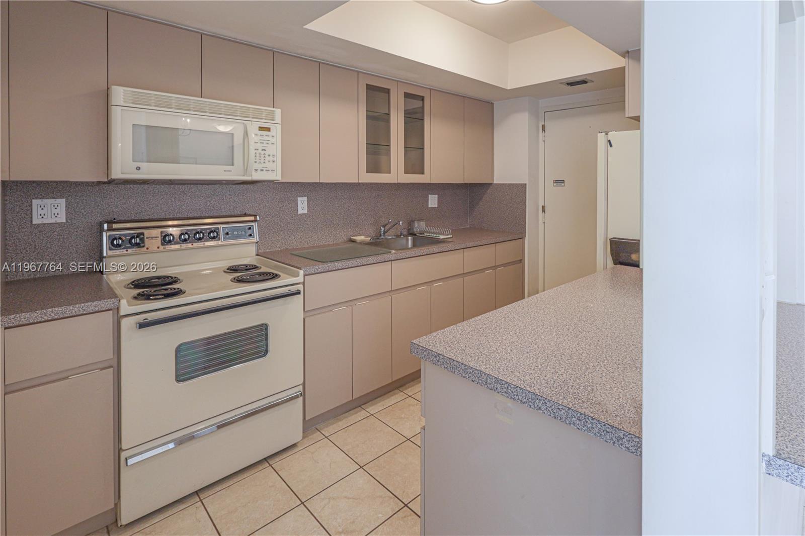 THE SHORES CONDO - Residential