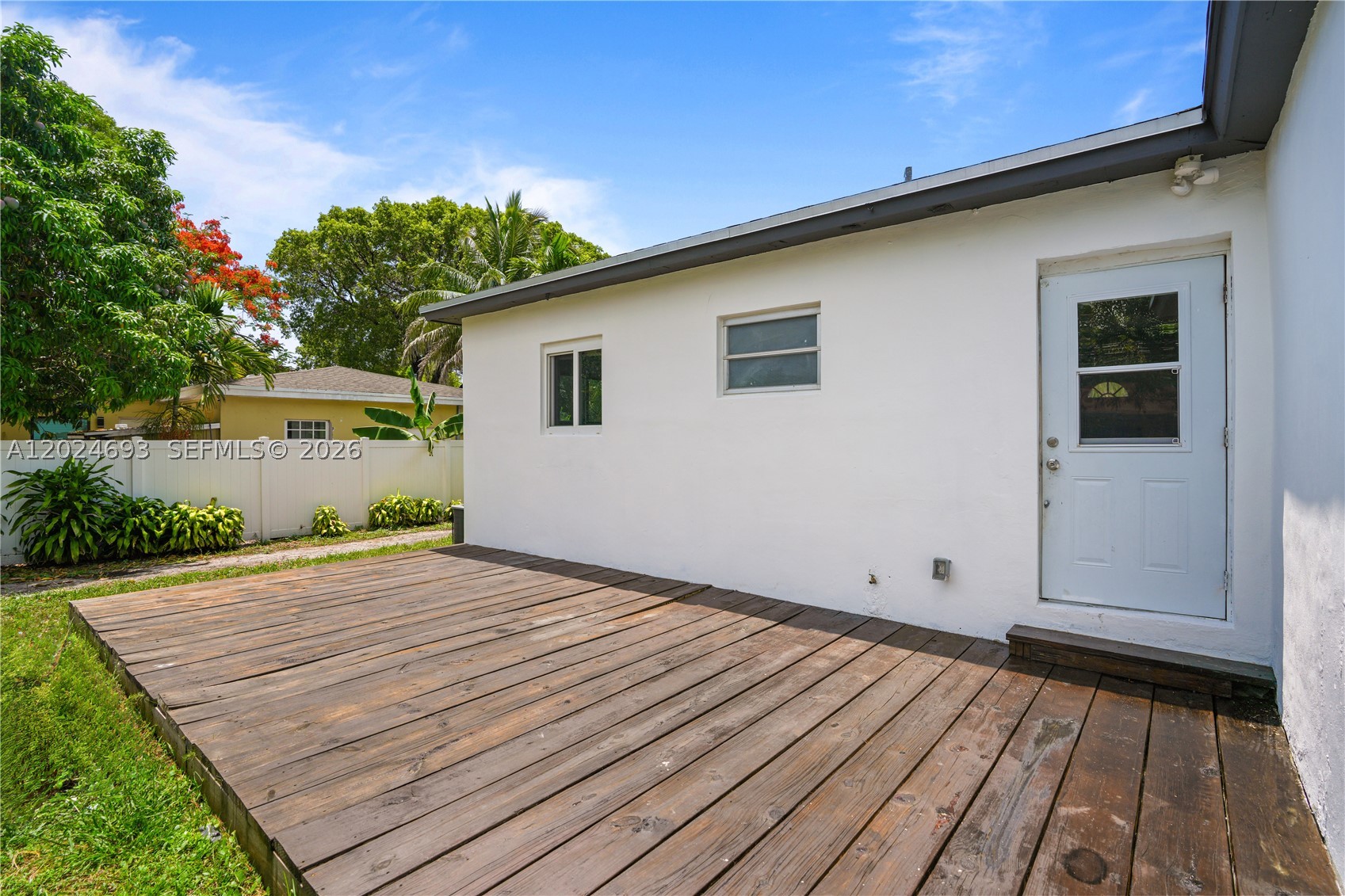 Updated home offers 3 bedrooms, 3 Bathrooms, open remodeled kitchen, spacious and great for a familly. This thoughtfully redesigned interior, open layout, and sizeable lot, is a move-in-ready home that offers the perfect blend of comfort, style, and potential in one of the area’s most convenient neighborhoods.