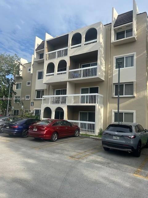 Well-maintained 1-bedroom, 1-bathroom condo in the highly sought-after Village of Kings Creek. This bright unit features abundant natural light, a spacious bedroom and bathroom, and generous closet space. Equipped with impact windows and door for added security and efficiency.
Conveniently, washer and dryer facilities are located on the same floor. Residents enjoy access to a range of amenities, including a pool, gym, tennis courts, and clubhouse.
Ideally situated just one mile from Dadeland Mall, with easy access to public transportation and major expressways, this property presents an excellent opportunity for both homeowners and investors seeking a prime location.