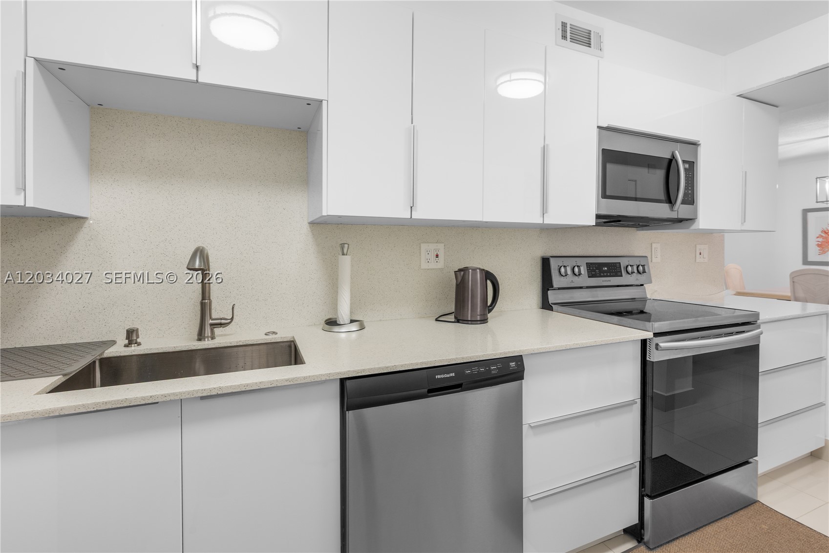 PLAZA TOWERS SOUTH CONDO - Residential