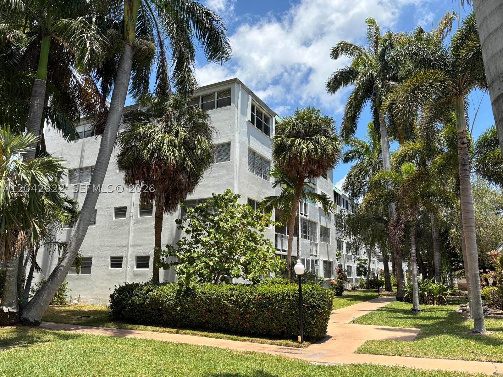 Cozy 1bd 1bath apartment in a quite building with no age and rental restrictions.
Tiled floor throughout, updated bathroom, garden view from screened balcony.
Great location, minutes from the beach and walking distance to shopping plazas and restaurants.