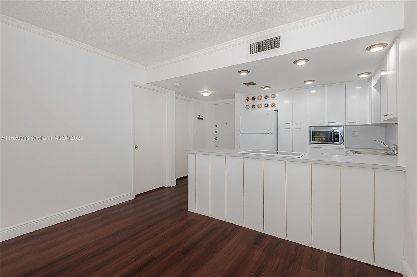 WESTCHESTER POINT CONDO - Residential Lease