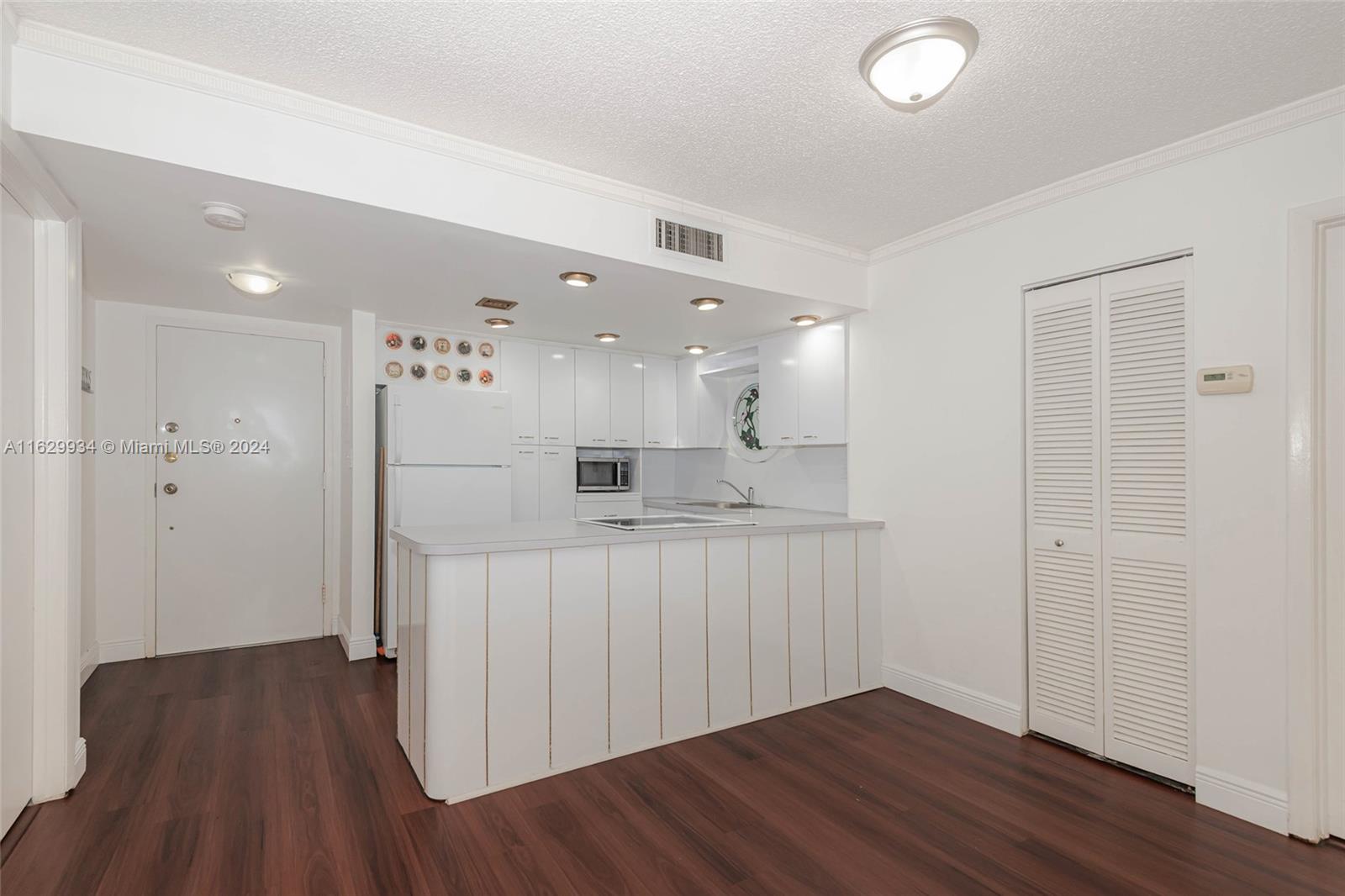WESTCHESTER POINT CONDO - Residential Lease