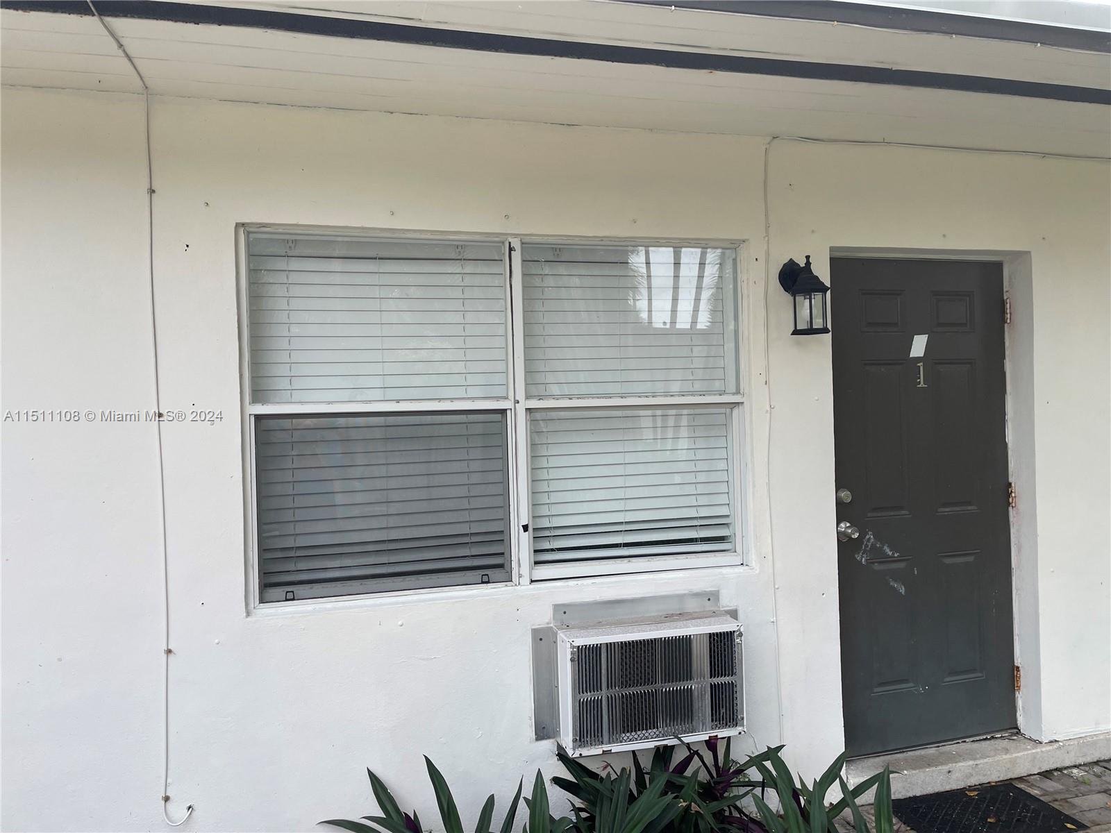 nice 1 bed 1 bath located in Pompano Beach close to the beach and Atlantic Ave , small multifamily 6 units total nice neighbors.